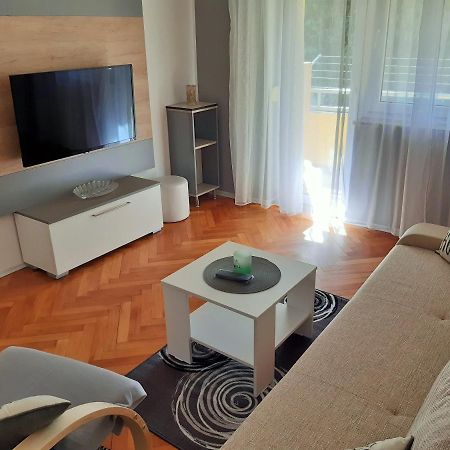 Bright & Cozy Pula Apartment Exterior photo