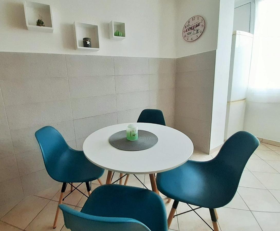 Bright & Cozy Pula Apartment Exterior photo